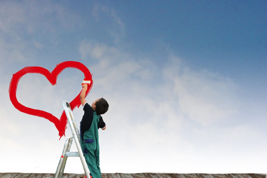 Hintergrundbild, Junge malt Herz in den Himmel, Symbol für AWO-Herz, engagiert sein mit Herz