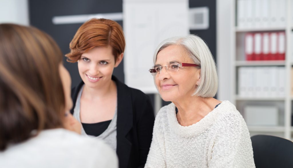 Bild Quelle: AdobeStock_91575658_©-contrastwerkstatt_drei-frauen-verschiedenen-alters-unterhalten-sich-am-arbeitsplatz