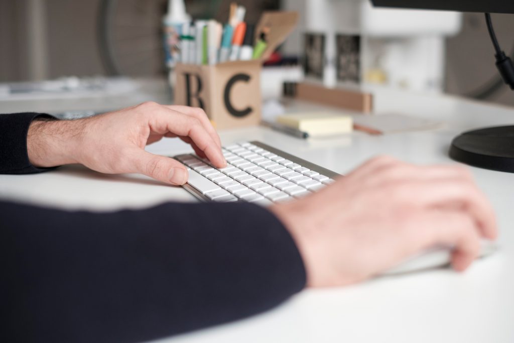 Quelle: AWO Bundesverband_Kontakt_Haende_Tastaur_BV