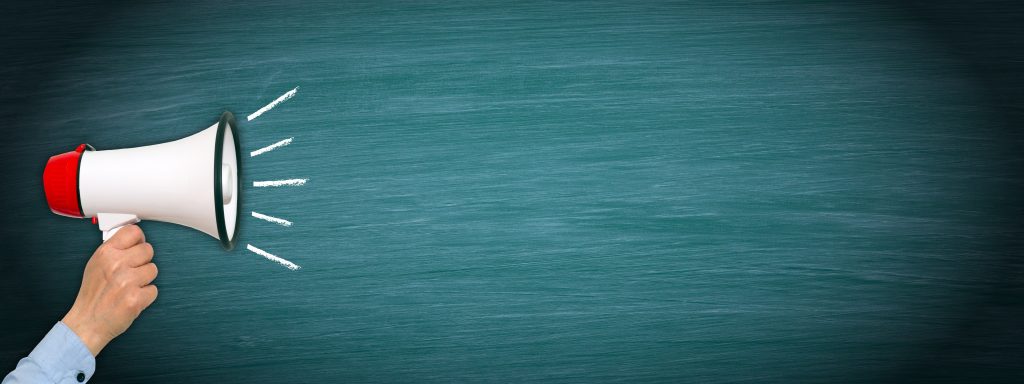 Quelle: AdobeStock_©DOC-Rabe-Media_Megaphone-with-hand