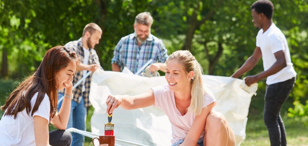 AdobeStock_©Robert Kneschke_Team Freiwilliger baut einen Aktionsstand auf