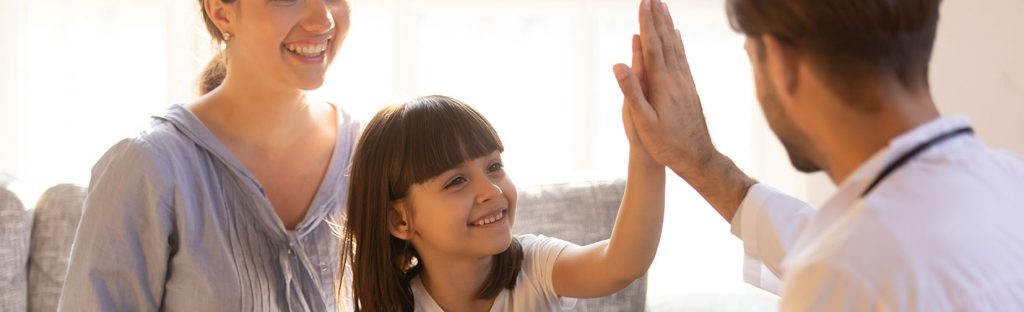 Adobe Stock © fizkes Eltern Kind Hände klatschen