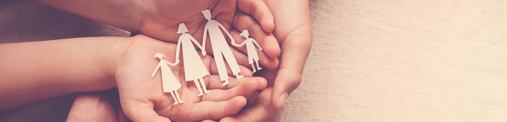 Bild Quelle: AdobeStock_282163930_©sewcream _hands holding paper family cutout, family home,life insurance, adoption foster care