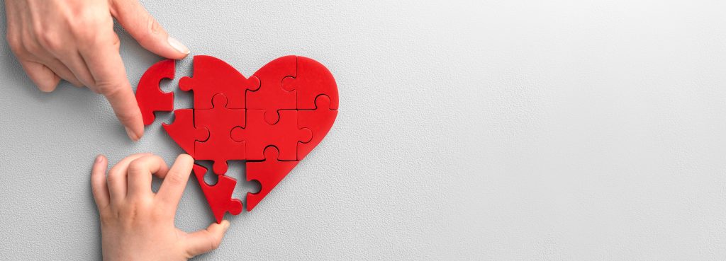 Quelle: Adobe Stock_346804004_©REDPIXEL_Hände puzzeln ein Herz