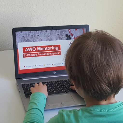 Kind sitzt am Rechner