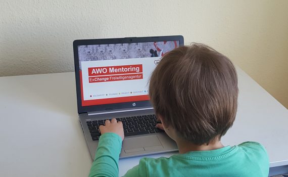 Kind sitzt am Rechner