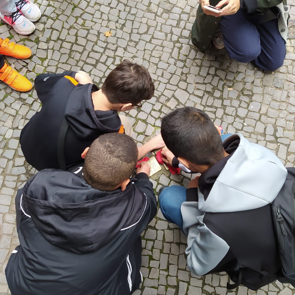 NEZ macht mit beim Stolpersteine putzen in Gedenken
