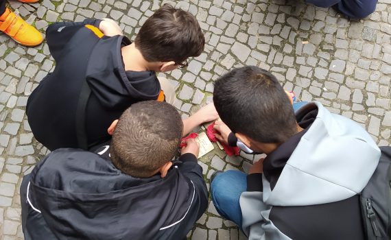 NEZ macht mit beim Stolpersteine putzen in Gedenken