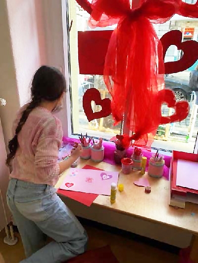 Hort Sonnenkids bastelt Valentinstag-Herzen