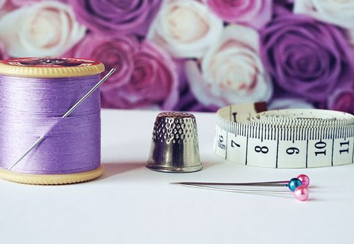 Foto: pexels_©suzy hazelwood_1266139_Spool of Purple Thread Near Needle Thimble and Measuring Tape