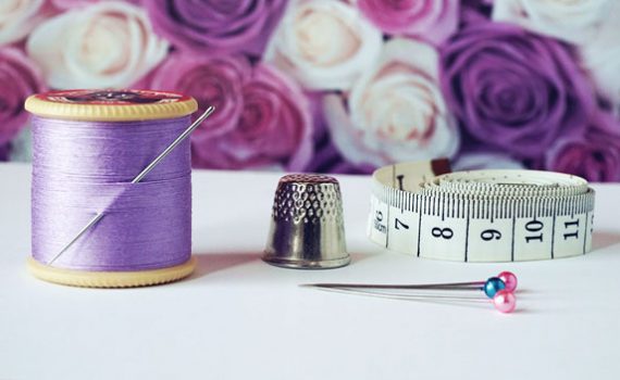 Foto: pexels_©suzy hazelwood_1266139_Spool of Purple Thread Near Needle Thimble and Measuring Tape