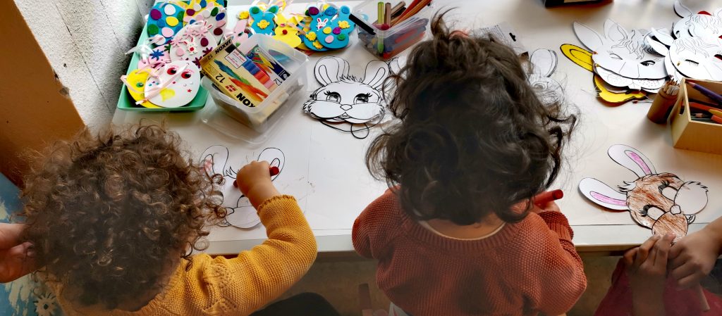 AWO FAZ Fennpfuhl, Oster Zauber, Kinder bemalen Eier_©DoerteEhrig