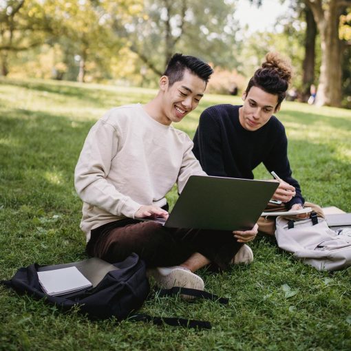 Foto: pexels_©armin_rimoldi_5553080_Fröhliche Ethnische Männliche Studenten