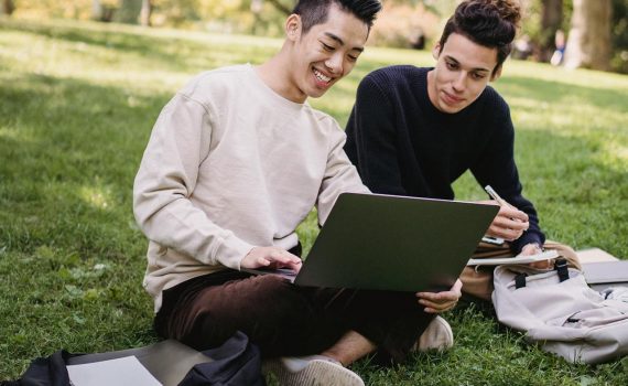 Foto: pexels_©armin_rimoldi_5553080_Fröhliche Ethnische Männliche Studenten