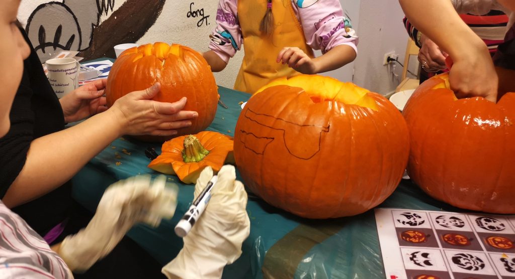 Familienzentrum Fennpfuhl, Halloween 2024, Kürbisschnitzen