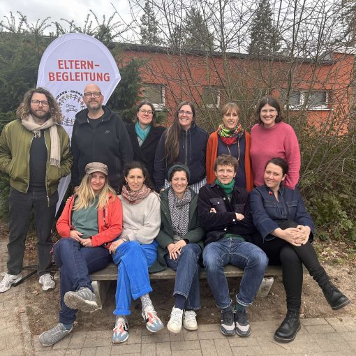 Elternbegleitungen an den Schulen sollen gestrichen werden, hier steheun sitzen alle Kolleginnen zusammen, die es betrifft