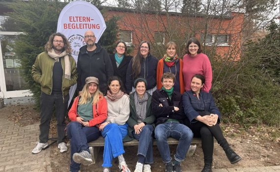 Elternbegleitungen an den Schulen sollen gestrichen werden, hier steheun sitzen alle Kolleginnen zusammen, die es betrifft