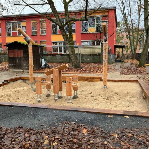 Kita Spatzenneset hat neue Spielgeräte, Holzkonstruktionen zum Sand sieben und transportieren im Sandkasten