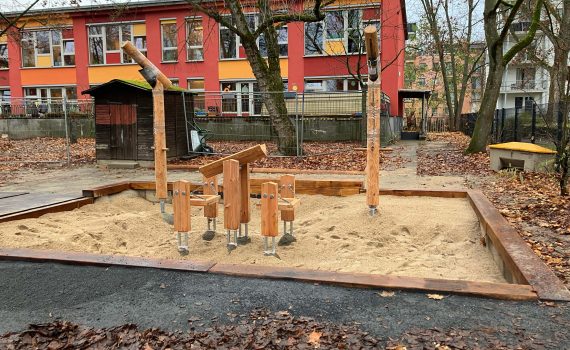 Kita Spatzenneset hat neue Spielgeräte, Holzkonstruktionen zum Sand sieben und transportieren im Sandkasten