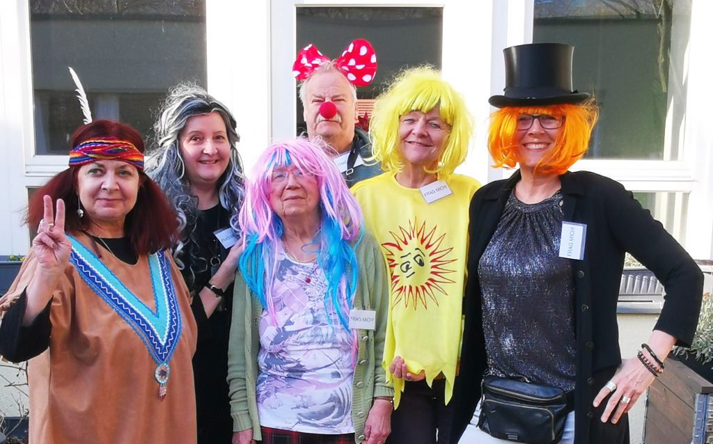 Fasching im Famialienzentrum Fennpfuhl, Das Team steht als Gruppe zusammen in Faschingskostümen