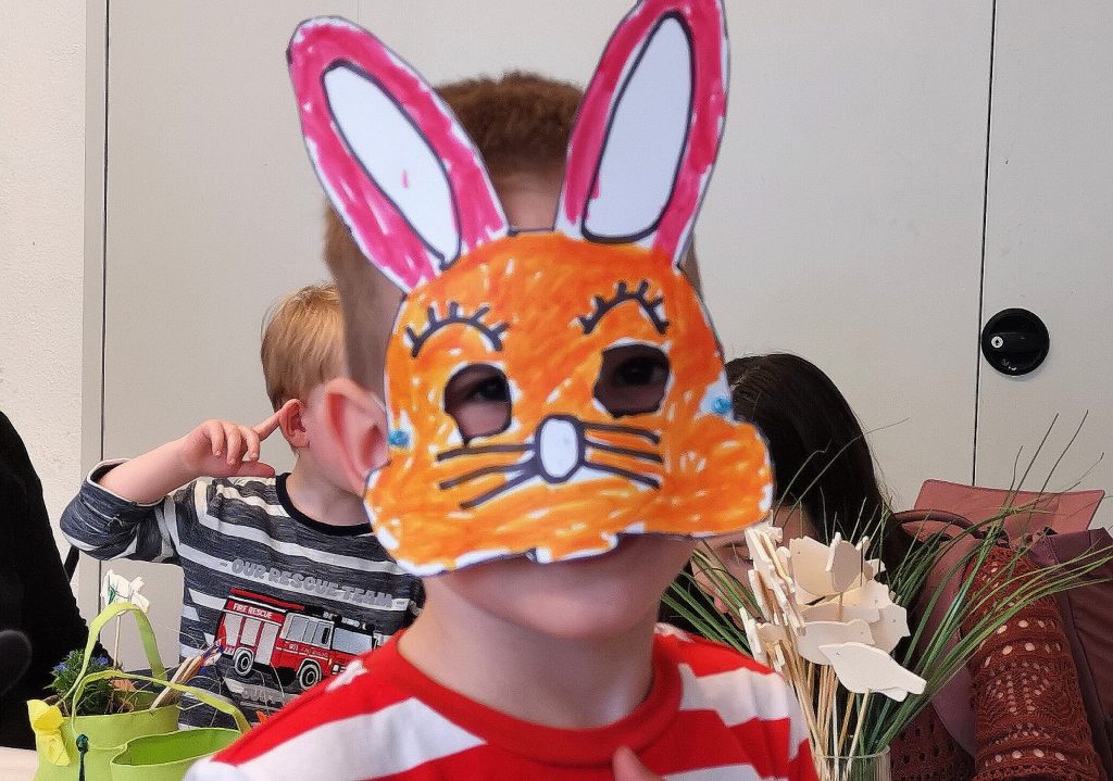 FAZ Fennpfuhl-Oster event, ein Kind mit selbstgemalter Hasenmaske