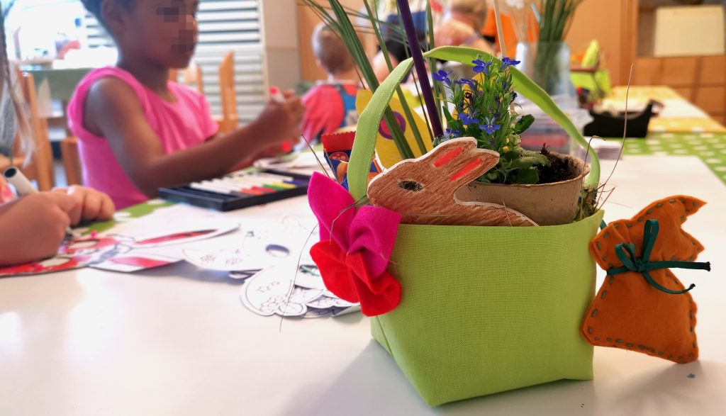 FAZ Fennpfuhl, Oster-Event, Körbchen mit Blumen und Bastelhase als Deko