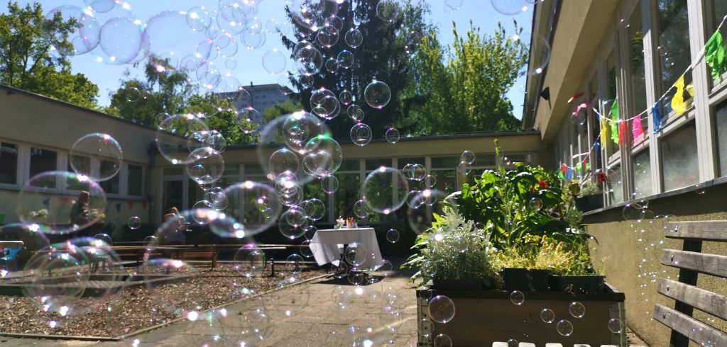 AWO FAZ Fennpfuhl, Fühlingsfest 2025, Seifenblasen fliegen durch die Lust von der Seifenblasenmaschine