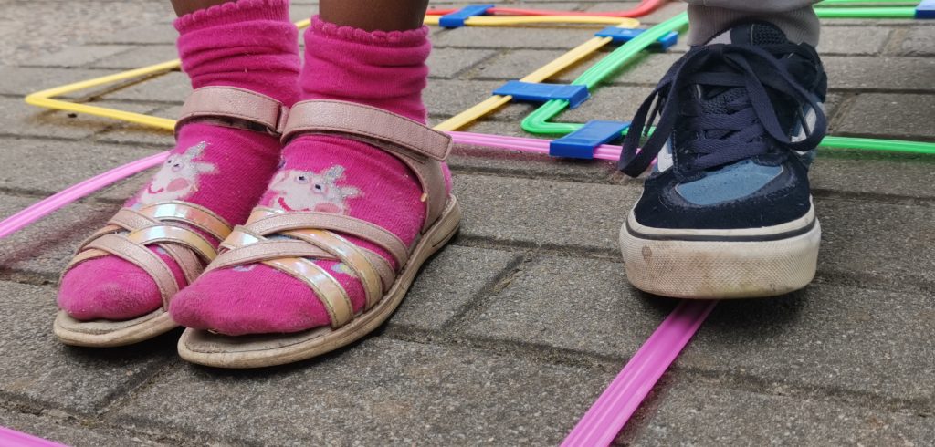 Strassenspuiele im Familienzentrum Fenpfuhl, Balance auf Linien laufen