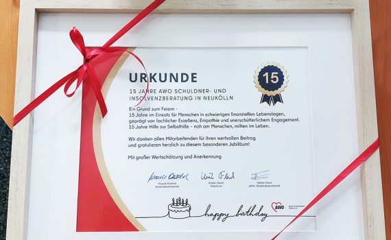 Urkunde im Rahmen zu Jubiläum für 15 Jahre Schuldner- und Insolvenzberatung