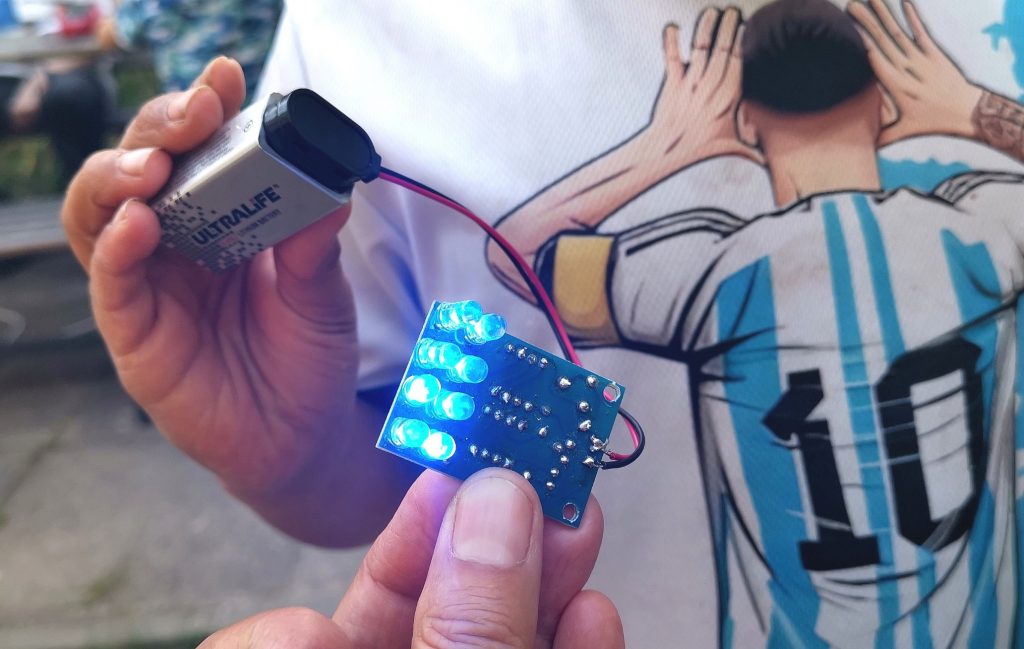 Elektronikbasteln im FAZ Fennpfuhl, Hand hält einn Schaltkreis mit Leuchtdioden