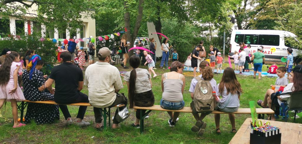 Zuschauer blicken auf die erlenten Zirkuskünste der Kinder