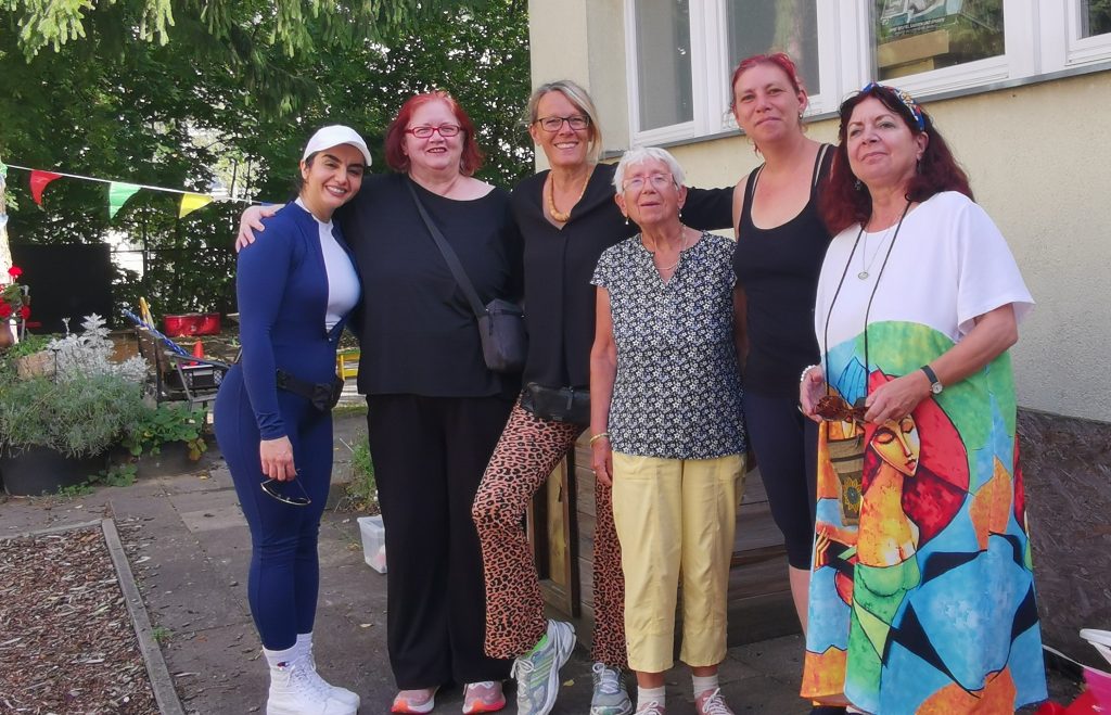 Team mit Ehrenamtlichen und Koordinatorin, die den Tag der Familie in Bewegung gestaltet haben