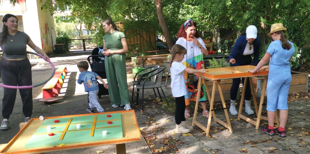 FAZ Fennpfuhl, Brettspiele für draußen mit Müttern und Kindern beim Spiel