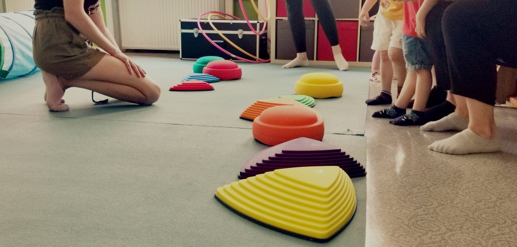 FAZ Fennpfuhl, Bewegungsangebot mit Balancierplatten beim Teg "Familie in Bewegung"