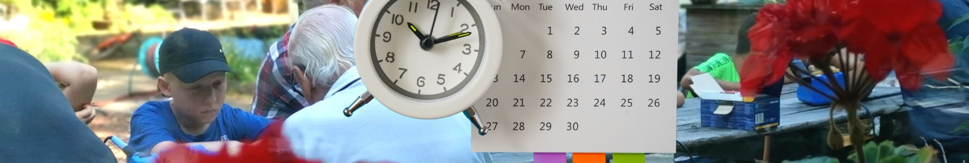 Titelbild mit Kalender und Uhr im Hintergrund sind Menschen gemeinsam amTisch