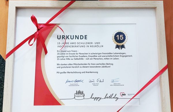Urkunde im Rahmen zu Jubiläum für 15 Jahre Schuldner- und Insolvenzberatung