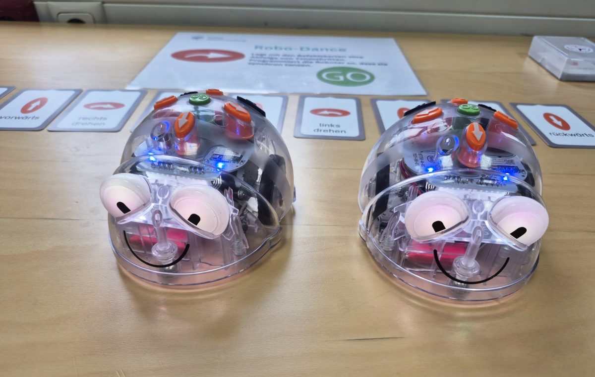 Nachbarschaftsfest im Margaretentreff, Kinder malen und soielen vor dem Treff und Nachbarn plaudern am Tisch