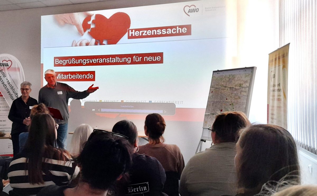 Kita Spatzenneset hat neue Spielgeräte, Holzkonstruktionen zum Sand sieben und transportieren im Sandkasten