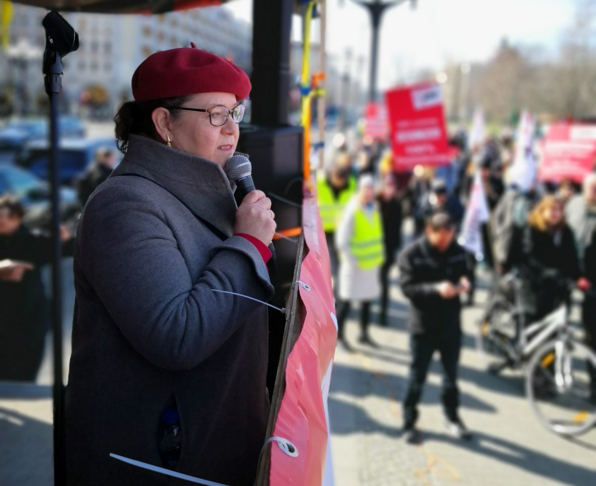 Nachbarschaftsfest im Margaretentreff, Kinder malen und soielen vor dem Treff und Nachbarn plaudern am Tisch