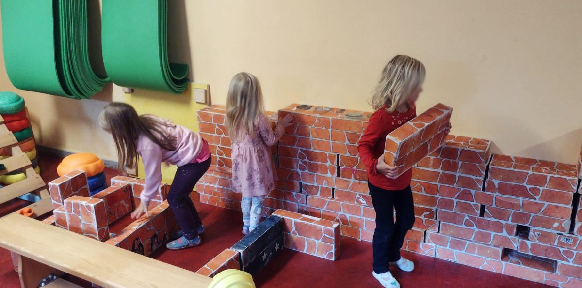 Kita Mueggelzwerge, Kinder bauen Mauern