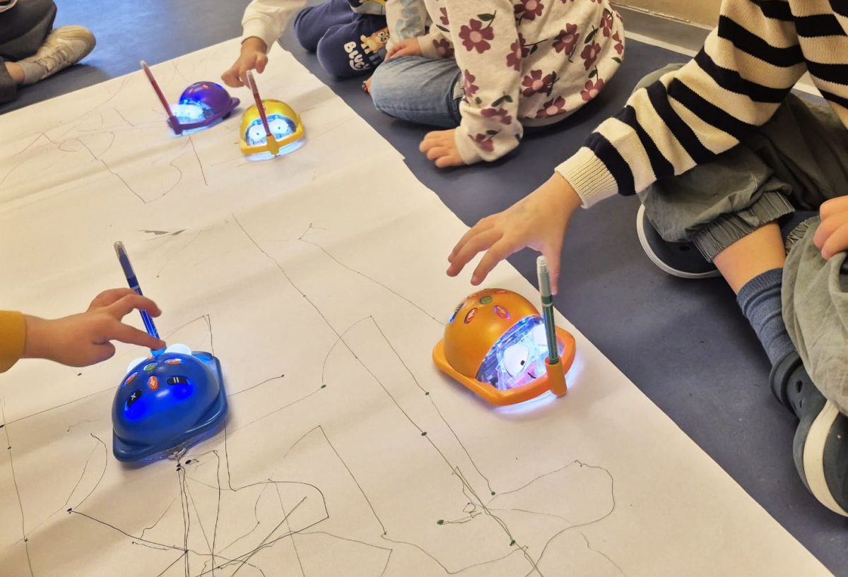 Kleine Roboter von Kindern programiert fahren Linien entlang